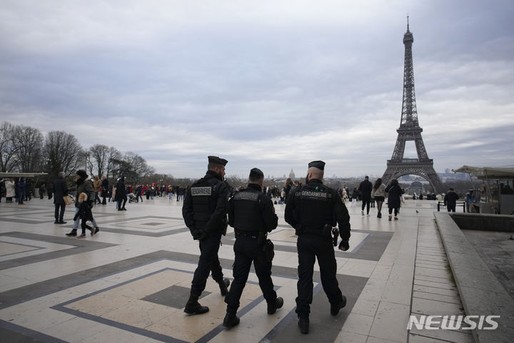 [파리=AP/뉴시스]프랑스 파리에서 지난 2일(현지시간) 흉기로 관광객을 살해한 용의자는 이슬람 극단주의 무장단체 ‘이슬람국가(IS)’에 충성을 맹세했다고 프랑스 검찰이 밝혔다. 사진은 3일 프랑스 파리에서 헌병들이 전날 흉기 난동이 벌어진 에펠탑 인근 트로카데로 광장을 순찰하고 있는 모습. 2023.12.04.