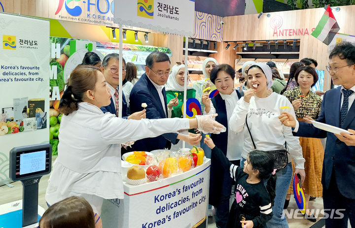 [무안=뉴시스] 이창우 기자=전남도가 2일(현지 시간) 아랍 에미리트 최대 도시 두바이 한국식품 수출 안테나숍(K-Fresh Zone)에서 중동지역 수출확대를 위한 전남식품 판촉행사를 성황리에 개최했다. 이날 행사는 이슬람 문화권인 현지 수요를 감안, 전남의 대표 농수산물 중 총 8개 품목(배·유자·김·김치·파프리카·고구마·배주스·두부스낵)을 선정해 시식과 판촉행사를 진행했으며, 파프리카는 한국 최초로 두바이에 시범 수출했다. (사진=전남도 제공) 2023.12.03. photo@newsis.com