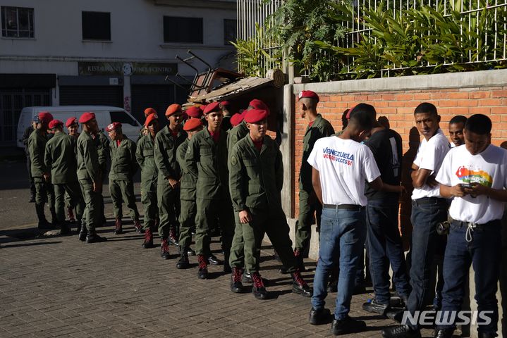 [카라카스( 베네수엘라)=AP/뉴시스] 12월 3일 실시된 베네수엘라의 가이아나와의 영토 분쟁에 대한 국민투표에서 참가율이 저조한데다 투표소마다 대기 줄에는 군인들만이 대거 참여하고 있는 모습이 보였다. 2023.12.04.