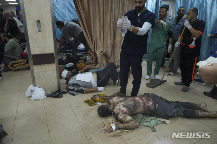 [가자지구=AP/뉴시스] 이스라엘의 가자지구 폭격으로 부상을 당한 팔레스타인인들이 3일(현지시각) 데이르알발라의 병원 바닥에서 치료받는 모습. 2023.12.6