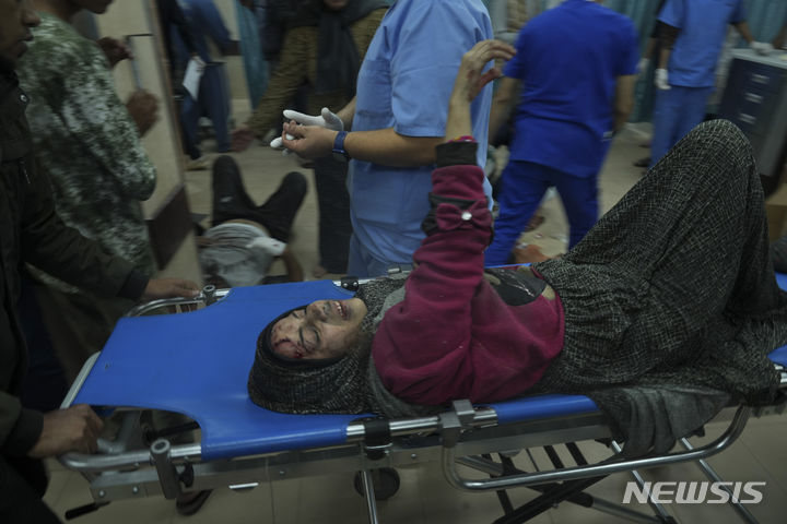 [가자지구=AP/뉴시스] 이스라엘의 가자지구 폭격으로 부상한 팔레스타인 주민들이 3일(현지시각) 데이르 알 발라의 병원으로 이송되고 있다. 2023.12.04.