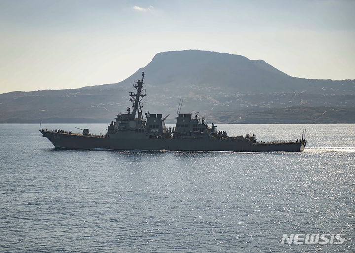 [수다만=AP/뉴시스] 예멘 후티 반군이 홍해에서 미국 군함과 복수의 상선을 미사일 등으로 공격했다고 3일(현지시간) CNN 등이 보도했다. 사진은 그리스 수다만에 서 항해 중인 미 해군 구축함 USS 카니호 모습. 2023.12.04.