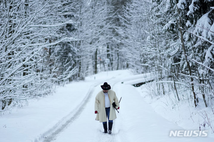[리데코=AP/뉴시스] 많은 눈이 내린 3일(현지시간) 체코 리데코 마을 근처에서 한 시민이 이동하고 있다. 2023.12.04.