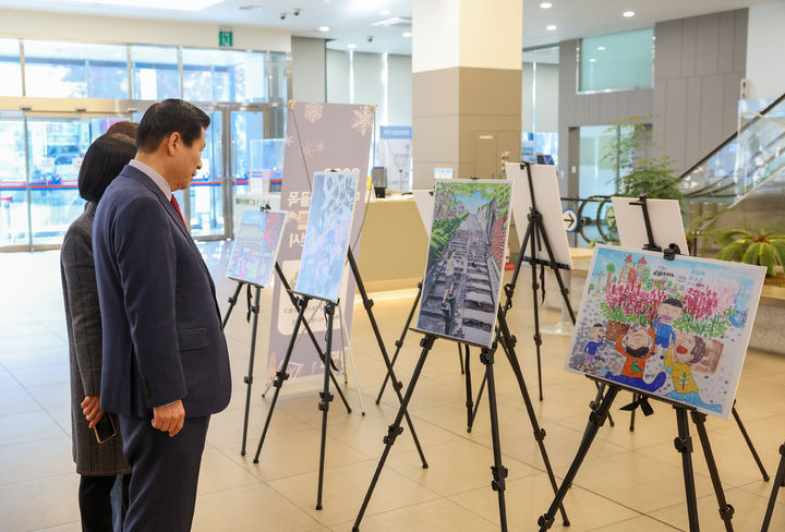 [대구=뉴시스] 대구시 중구 1층 로비에서 '2023 근대골목 일러스트 공모전' 수상작 사진전이 오는 8일까지 열린다. (사진 = 대구시 중구 제공) 2023.12.4. photo@newsis.com *재판매 및 DB 금지