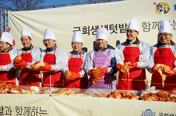 한돈자조금·한돈협회, '국회 생생텃밭 김장 나눔' 동참