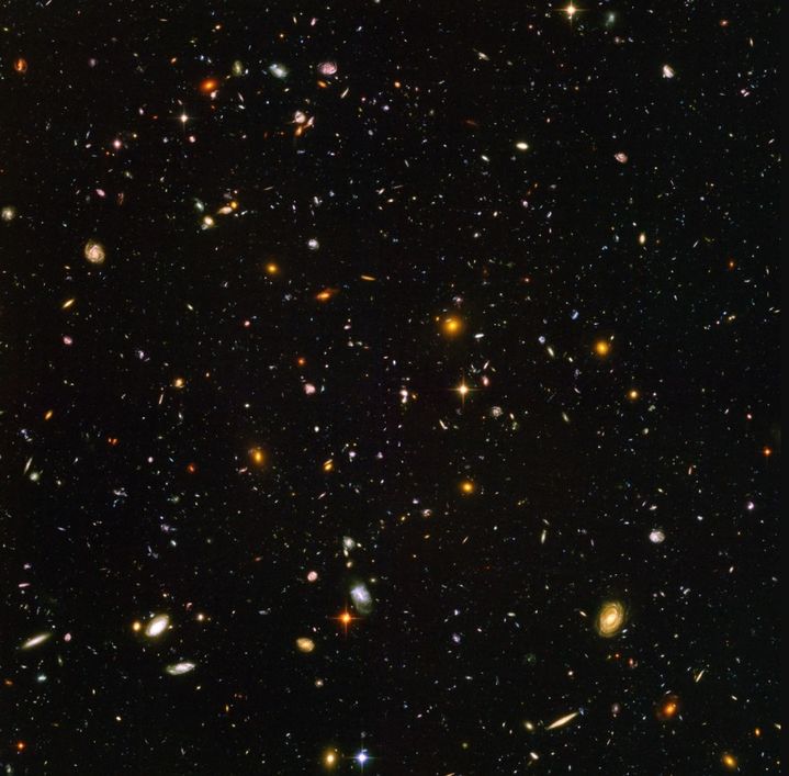 허블 우주망원경이 2003년 9월24일부터 2004년 1월16일까지 800여번의 노출을 거쳐 촬영한 '허블 울트라 딥 필드'. 작은 점 하나하나가 모두 은하이며, 이 사진 속에는 약 1만개의 은하가 담겨있다. (사진=나사) *재판매 및 DB 금지