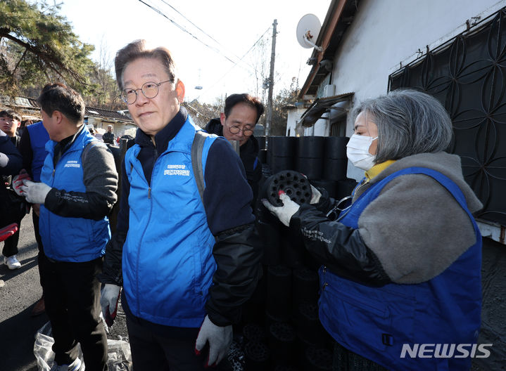 [서울=뉴시스] 고승민 기자 = 이재명 더불어민주당 대표가 4일 서울 성북구 보국문로 주택가 골목에서 연탄나눔 봉사활동을 하고 있다. 2023.12.04. kkssmm99@newsis.com