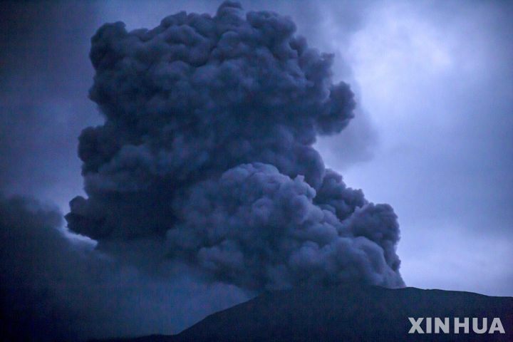 [수마트라=신화/뉴시스] 4일(현지시각) 인도네시아 수마트라섬의 므라피 화산이 분화해 화산재를 내뿜고 있다. 인도네시아 구조당국은 므라피 화산 분화로 분화구 인근에서 등산객 등 11명이 숨진 채 발견됐다고 전했다. 2023.12.04.