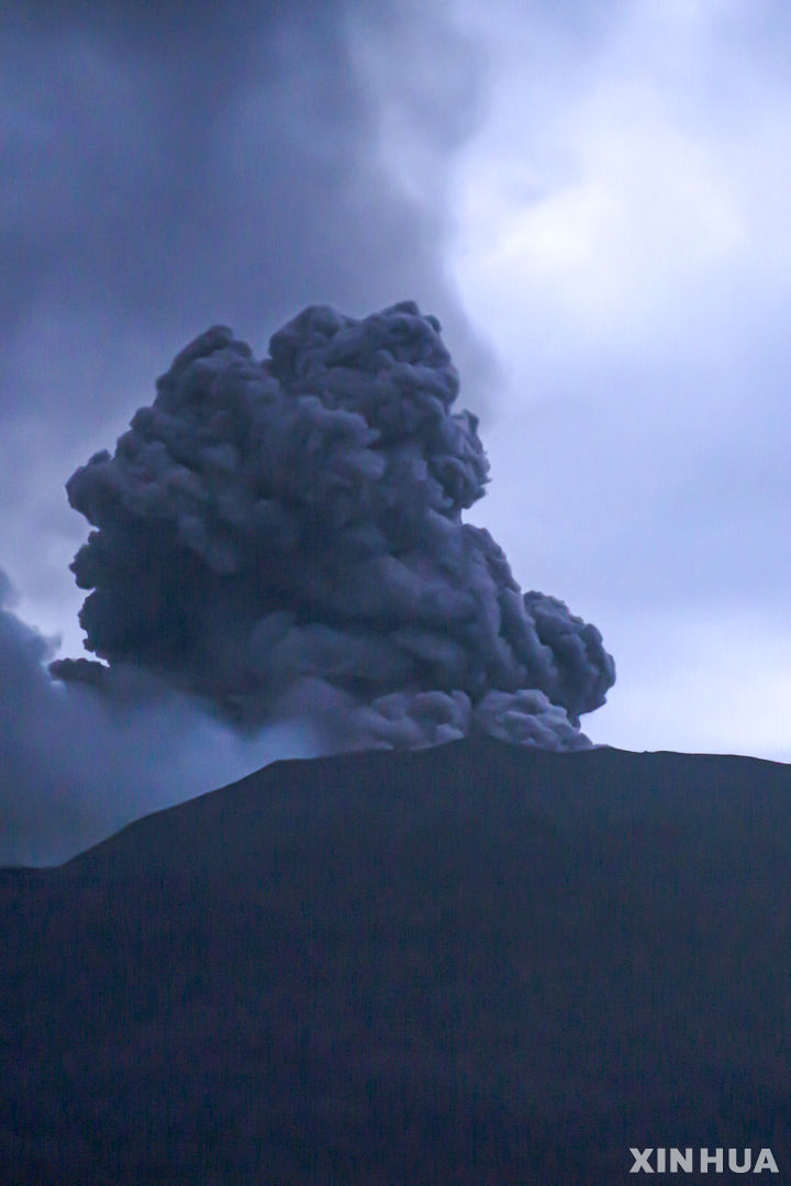 [수마트라=신화/뉴시스] 4일(현지시각) 인도네시아 수마트라섬의 므라피 화산이 분화해 화산재를 내뿜고 있다. 인도네시아 구조당국은 므라피 화산 분화로 분화구 인근에서 등산객 등 11명이 숨진 채 발견됐다고 전했다. 2023.12.04.