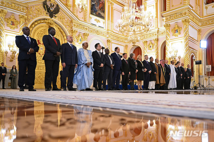 [모스크바=AP/뉴시스] 4일(현지시간) 러시아 모스크바 크렘린궁 알렉산더 홀에서 열린 21개국 대사 신임장 제정식에 참석한 각국 대사들이 블라디미르 푸틴 러시아 대통령의 발언을 듣고 있다. 2023.12.05.