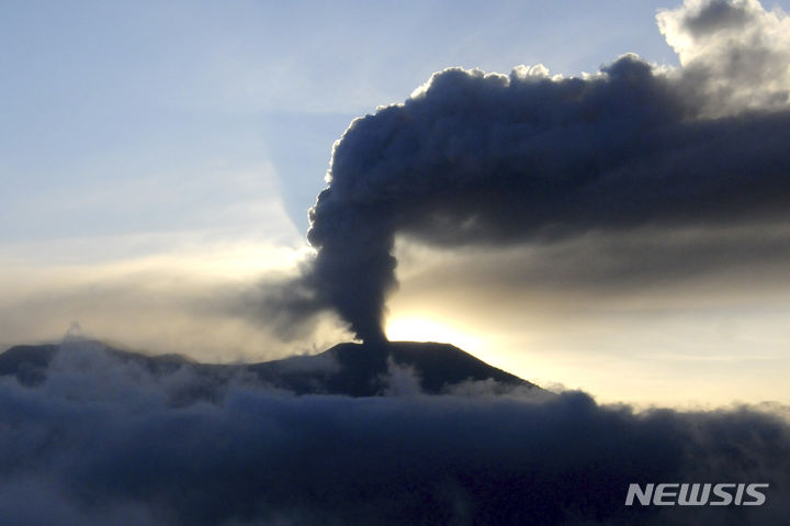 [수마트라=AP/뉴시스] 5일(현지시각) 인도네시아 수마트라섬 므라피 화산이 화산재를 뿜어내고 있다. 분화 3일째, 화산이 다시 폭발하면서 인도네시아 구조 당국은 등반객에 대한 수색을 중단했다. 현지 관계자는 므라피 화산이 뿜어낸 화산재가 800m 높이까지 달한다고 전했다. 2023.12.05.
