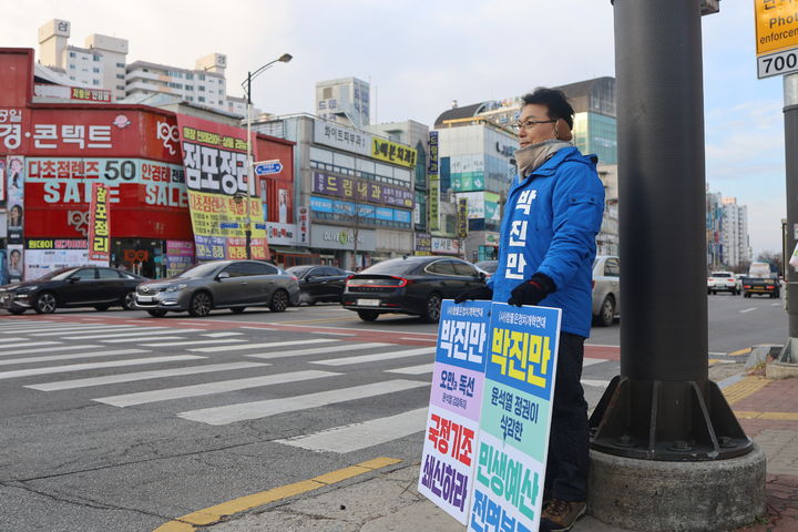 [전주=뉴시스] 박진만 전라북도건축사회장이 5일 전주시 효자동 안행교 사거리에서 국정기조 쇄신을 위한 1인 시위를 펼치고 있다. 2023.12.05 (사진= 박진만 전라북도건축사회장 제공) *재판매 및 DB 금지