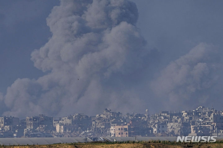 [가자지구=AP/뉴시스] 이스라엘군의 폭격으로 지난 6일(현지시각) 가자지구에서 연기가 치솟고 있다. 2023.12.10.