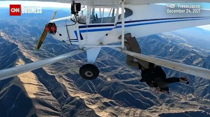 미국인 유튜버 트레버 제이컵이 상공에서 작동하지 않는 비행기에서 낙하산이 든 배낭을 메고 탈출하고 있다. (사진=CNN 공식 웹사이트 캡처) *재판매 및 DB 금지