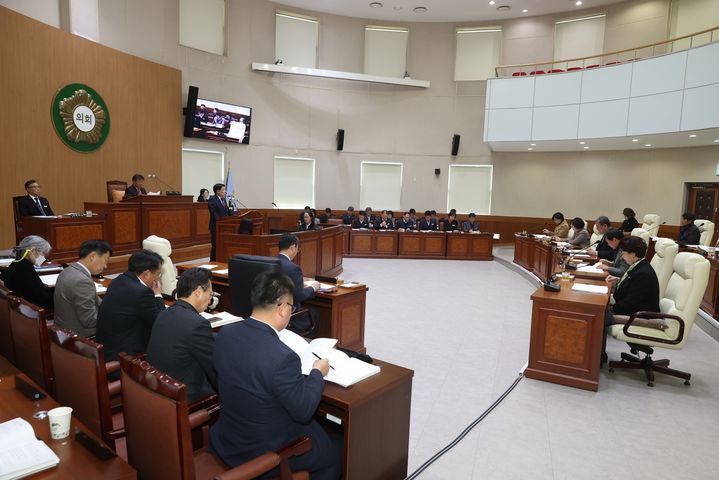 [고성(경남)=뉴시스] 신정철 기자= 이상근 경남 고성군수가 6일, 제287회 고성군의회 제2차 정례회에서 시정연설을 통해 내년도 군정 운영 방향을 제시하고 있다.(사진=고성군 제공).2023.12.06. photo@newsis.com *재판매 및 DB 금지