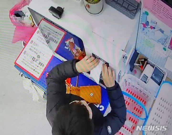 무인 매장에서 아이스크림을 훔치기 위해 키오스크(무인계산기)에 지폐 대신 영수증을 넣으려고 시도하는 아이의 행동이 CCTV에 포착됐다. 출처 : @lih4867