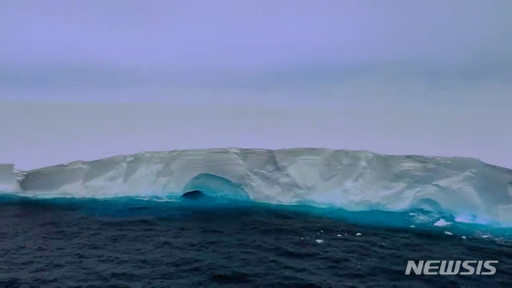 4일(현지시간) 영국 남극연구소(British Antarctic Survey, BAS)는 지난 1일 남극 웨들해로 향하던 연구선이 촬영한 빙산 'A23a'의 영상과 사진을 언론에 공개했다. 이 빙산은 면적이 서울의 약 6.6배, 제주도의 약 2.3배 크기로 약 4000㎢에 달한다. 1986년 남극의 '필치너' 빙붕(iceshelf)에서 분리돼 웨들해에 약 37년 동안 고정되어 있었다. 그러다 빙산이 서서히 녹기 시작하며 2020년부터 조금씩 움직이기 시작했다. 출처 : @British Antarctic Survey