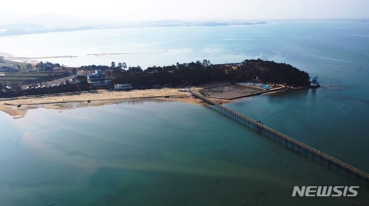 전남도가 소중한 사람과 연말연시 추억을 쌓고 세밑을 더욱 뜻깊게 보낼 12월 겨울여행지 4곳을 선정했다. 사진은 함평 돌머리해수욕장 전경. (사진=전남도 제공) 2023.12.06. photo@newsis.com