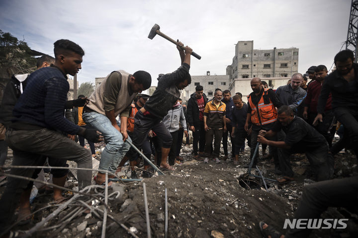[칸유니스=AP/뉴시스] 7일(현지시각) 가자지구 칸유니스 주민들이 이스라엘의 공습으로 파괴된 건물 콘크리트 잔해를 파헤치며 생존자를 찾고 있다. 2023.12.09.
