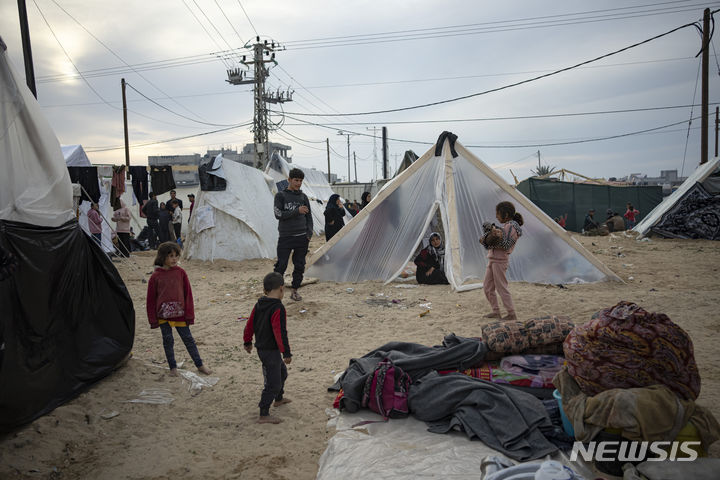 [가자지구=AP/뉴시스] 이스라엘의 지상공격으로 난민이 된 팔레스타인 주민들이 7일(현지시각) 가자지구 남부 해안의 무와시에서 텐트촌을 형성하고 있다. 2023.12.09.