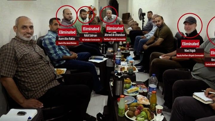 [서울=뉴시스] 이스라엘군이 가자 지구 북부 인도네시아 병원 인근 지하 터널에서 발견한 사진으로, 하마스 지도자들이 모여 식사하는 모습. (출처=이스라엘 방위군) 2023.12.11. *재판매 및 DB 금지