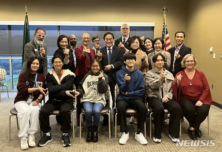 [전주=뉴시스]윤난슬 기자 = 서거석 전북도교육감이 미국 워싱턴주 교육청에 이어 벨뷰타코마 교육지원청과 국제 교육 협력을 위한 적극적인 행보에 나섰다. 피어스칼리지 방문 모습.(사진=전북교육청 제공) 