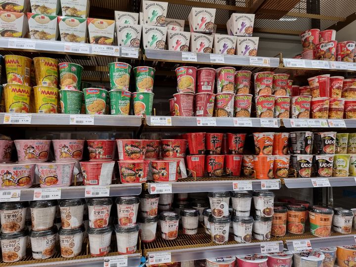 [헤이그=뉴시스] 구예지 기자=네덜란드 헤이그에 위치한 아시안 음식 슈퍼마켓 '어메이징 오리엔탈'에 국내 식품기업의 라면이 진열돼 있다. *재판매 및 DB 금지