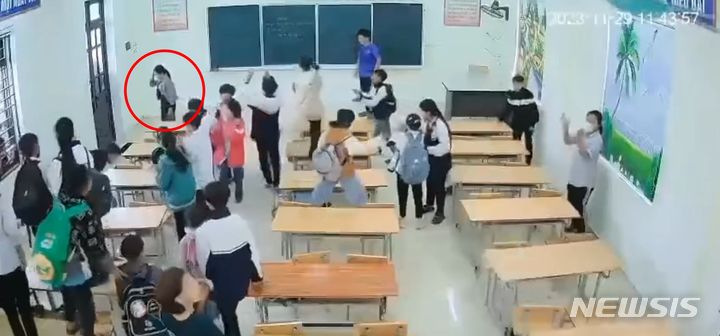 베트남에서 학생들이 교사를 벽에 몰아넣고 조롱과 욕설을 퍼붓는 영상이 소셜미디어(SNS)를 통해 퍼지며 충격을 줬다. 학생들이 던진 쓰레기와 신발에 맞는 수모를 당한 교사는 결국 실신까지 했다. 출처 : @Thò Bá Cường