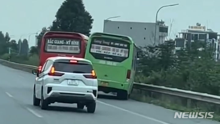 베트남에서 고속도로를 달리다 시비가 붙은 버스기사 2명이 서로 추월을 막고 밀어붙이며 아찔한 장면을 연출했다. 버스 2대 모두 승객이 탑승했던 것으로 알려졌고, 당시 도로에 다른 차량들이 달리고 있었는데도 이성을 잃은 기사들은 무책임한 주행을 펼쳤다. 출처 : @docnhanh