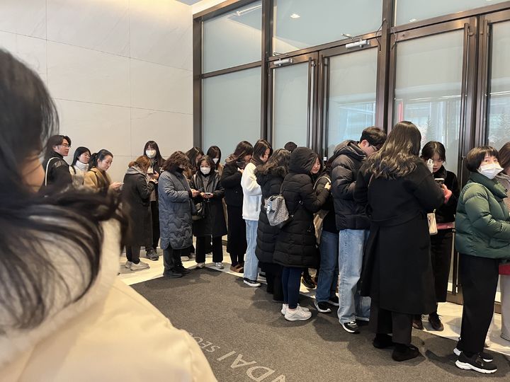 더현대 서울 본점 오픈 15분 전에 대기하고 있는 사람들의 모습이다. *재판매 및 DB 금지
