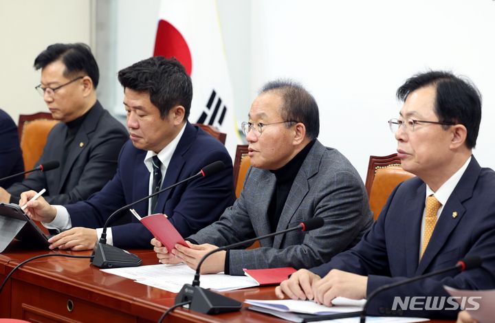 [서울=뉴시스] 조성봉 기자 = 윤재옥 국민의힘 원내대표가 8일 오전 서울 여의도 국회에서 열린 원내대책회의에서 발언하고 있다. 2023.12.08. suncho21@newsis.com