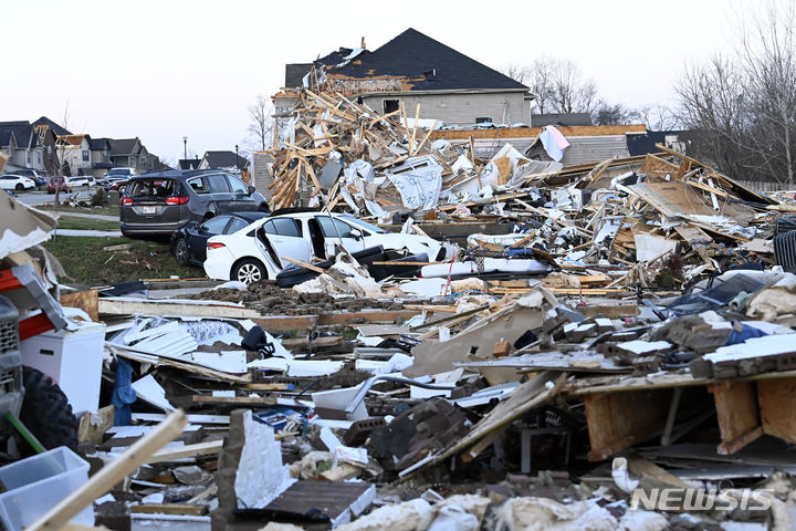 [테네시주=AP/뉴시스] 10일(현지시간) 미국 테네시주 클락스빌의 주택이 토네이도로 파손돼 있다. 2023.12.11.