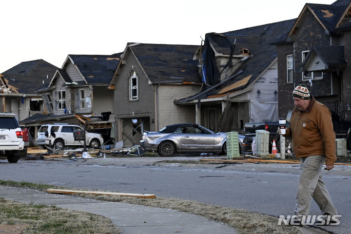 [테네시주=AP/뉴시스] 10일(현지시간) 미국 테네시주 클락스빌에서 토네이도 영향으로 주택이 파손돼 있다. 2023.12.11.
