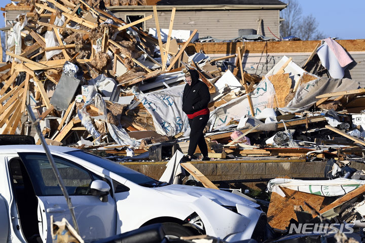 [테네시주=AP/뉴시스] 10일(현지시간) 미국 테네시주 클락스빌에서 주민들이 토네이도로 파손된 주택을 살펴보고 있다. 2023.12.11.