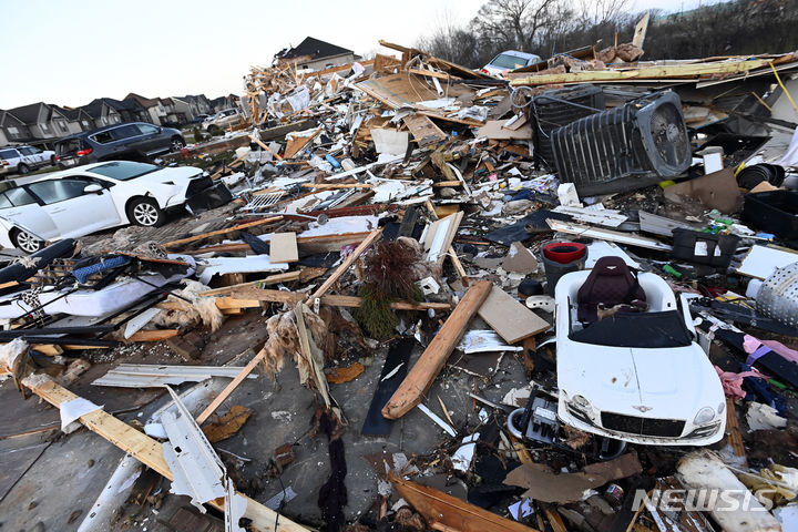 [테네시주=AP/뉴시스] 10일(현지시간) 미국 테네시주 클락스빌에서 토네이도로 파손된 주택의 잔해가 널브러져 있다. 2023.12.11.