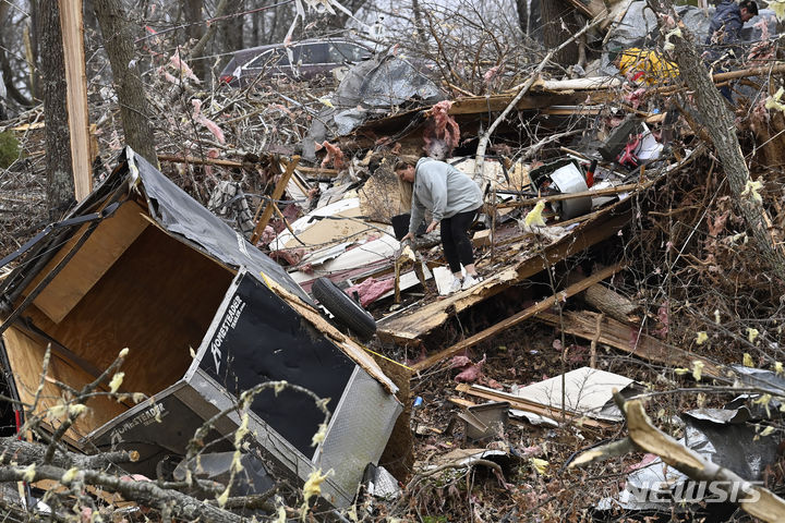 [테네시주=AP/뉴시스] 10일(현지시간) 미국 테네시주 클락스빌에서 주민이 토네이도로 파손된 주택에서 물품을 찾고 있다. 2023.12.11.