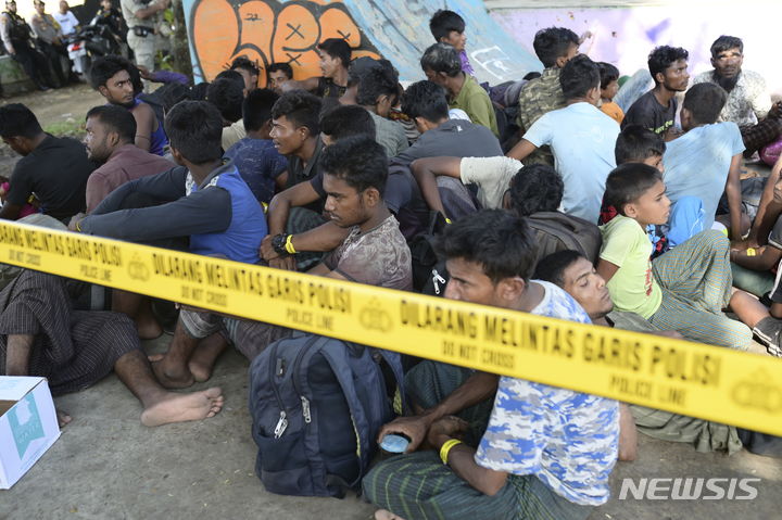 [AP/뉴시스] 10일 아체주에 상륙한 방글라 난민촌 탈출 로힝야 무슬림들이 주민들이 받아주지 않아 임시 숙소도 없이 주지사 사무실 옆의 공원에 둘러앉아 있다. 