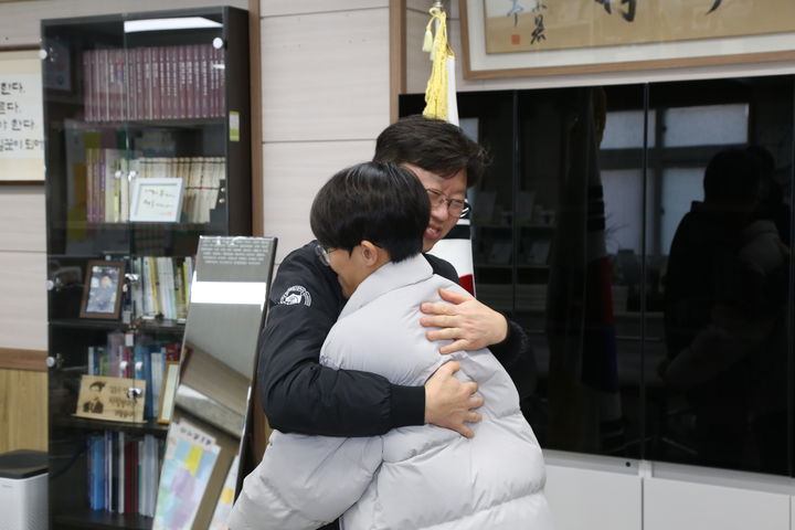 김동수 교장과 함시훈 학생이 기쁨의 포옹을 나누고 있다. (사진=삼일공업고등학교 제공) *재판매 및 DB 금지