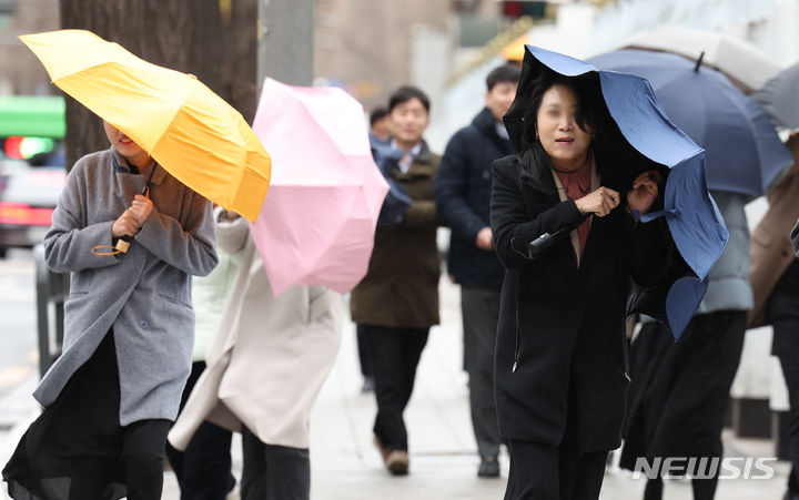 [서울=뉴시스] 황준선 기자 = 지난해 12월11일 오전 서울 종로구 한 거리에서 우산을 쓴 시민들이 발걸음을 재촉하고 있다. 2023.12.11. hwang@newsis.com