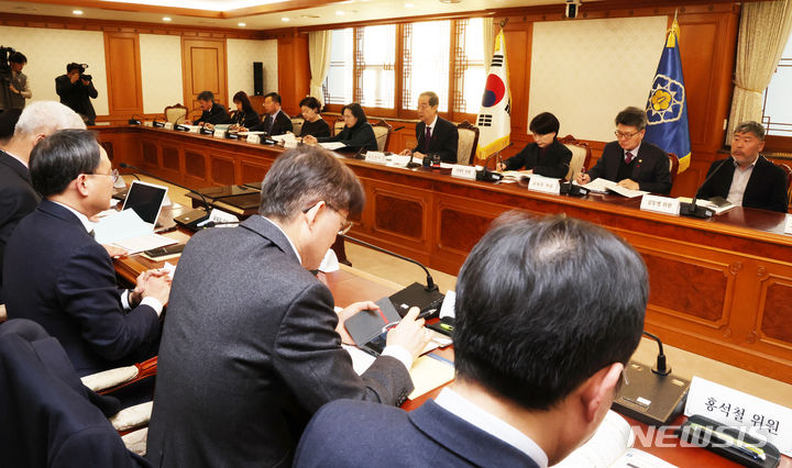 [서울=뉴시스] 김명원 기자 = 한덕수 국무총리가 지난해 12월12일 서울 종로구 정부서울청사에서 열린 사회보장위원회에 참석해 발언하고 있는 모습. 2023.12.12. kmx1105@newsis.com