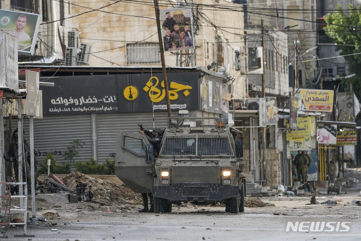 [제닌=AP/뉴시스] 이스라엘 군인들이 지난 해 12월 13일 요르단강 서안지구 제닌에서 작전을 수행하고 있다. 2월 22일의 폭격으로 제닌시의 팔레스타인 사령관 야세르 하눈이 숨졌다고 현지 소식통이 전했다. 2024.02.23.