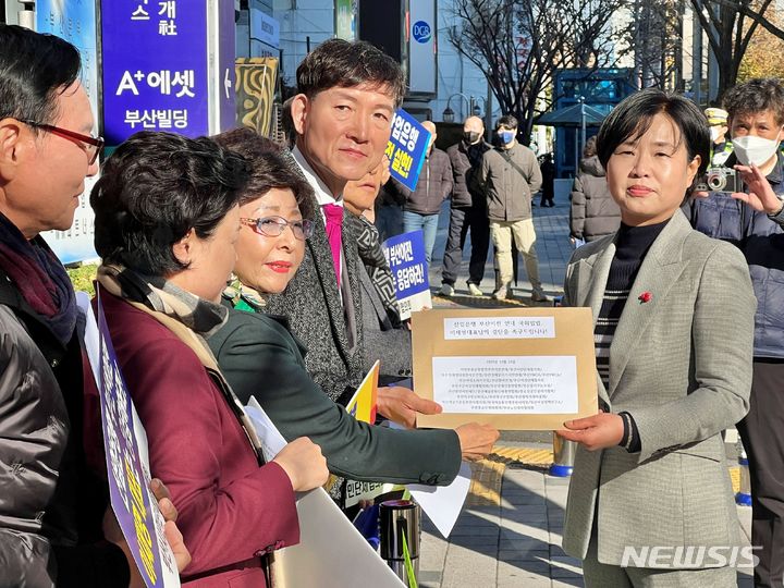 [부산=뉴시스] [부산=뉴시스] 원동화 기자 = 부산에서 더불어민주당 현장 최고위원회를 앞두고 부산 시민단체들이 이재명 대표를 향해 '산업은행 부산 이전 연내 국회 입법'을 촉구하는 기자회견을 열었다. 박재율 지방분권균형발전 부산시민연대 상임대표(왼쪽)가 서은숙 민주당 부산시당위원장에게 건의문을 전달하고 있다. dhwon@newsis.com