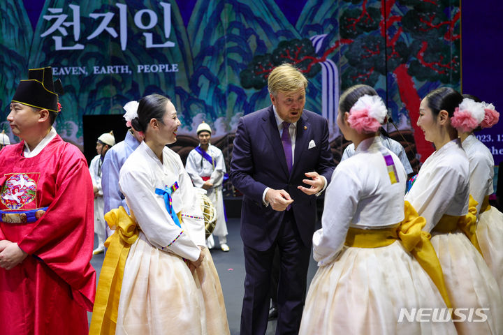 [암스테르담=뉴시스] 조수정 기자 = 윤석열 대통령과 부인 김건희 여사를 국빈으로 초청한 빌럼 알렉산더르 네덜란드 국왕이 12일(현지시간) 오후 암스테르담 아파스 라이브에서 열린 답례문화행사에서 공연관람을 마친 뒤 공연자들에게 감사 인사를 전하고 있다. (공동취재) 2023.12.14. chocrystal@newsis.com