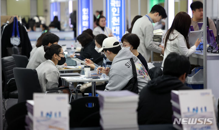 [서울=뉴시스] 김선웅 기자 = 14일 서울 강남구 코엑스에서 열린 2024학년도 정시 대학입학정보박람회에서 수험생들이 각 대학 부스에서 입학 상담을 받고 있다. 2023.12.14. mangusta@newsis.com