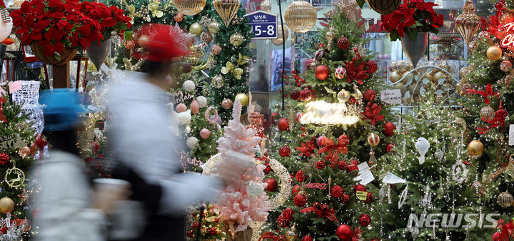 [대구=뉴시스] 이무열 기자 = 크리스마스를 앞둔 14일 대구 중구 대신동 서문시장에서 시민들이 다양한 크리스마스 트리와 소품을 살펴보고 있다. 2023.12.14. lmy@newsis.com