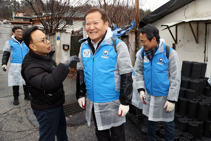 [서울=뉴시스] 최동준 기자 = 이상민 행정안전부 장관이 지난 14일 서울 노원구 백사마을에서 직원들과 함께 취약계층 위한 연탄배달 봉사를 하고 있다. (사진=행정안전부 제공) 2023.12.22. photo@newsis.com *재판매 및 DB 금지