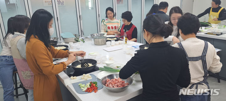 [성남=뉴시스] 성남시 1인 가구 힐링 스페이스에서 ‘힐링키친’ 프로그램에 참여 중인 시민들