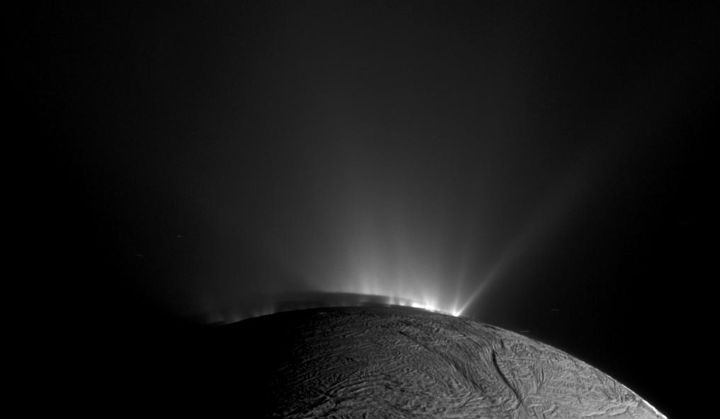 토성의 위성 엔켈라두스에서 뿜어져 나오고 있는 간헐천 물기둥들의 모습. 해당 사진은 지난 2010년 카시니호가 촬영했다. (사진=나사) *재판매 및 DB 금지