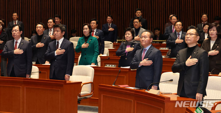 [서울=뉴시스] 이영환 기자 = 윤재옥 국민의힘 당 대표 권한대행 겸 원내대표가 15일 오전 서울 여의도 국회에서 열린 비상의원총회에 참석해 국민의례를 하고 있다. 2023.12.15. 20hwan@newsis.com