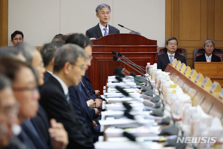 [서울=뉴시스] 사진공동취재단 = 조희대 대법원장이 15일 서울 서초구 대법원 대회의실에서 열린 전국법원장회의에서 인사말을 하고 있다. 2023.12.15. photo@newsis.com